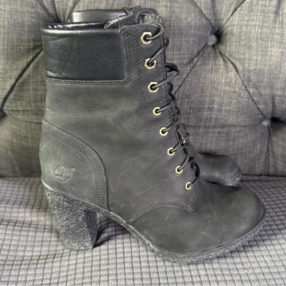 Timberland Women's Black suede Lace-Up Boots.  Women’s size 6